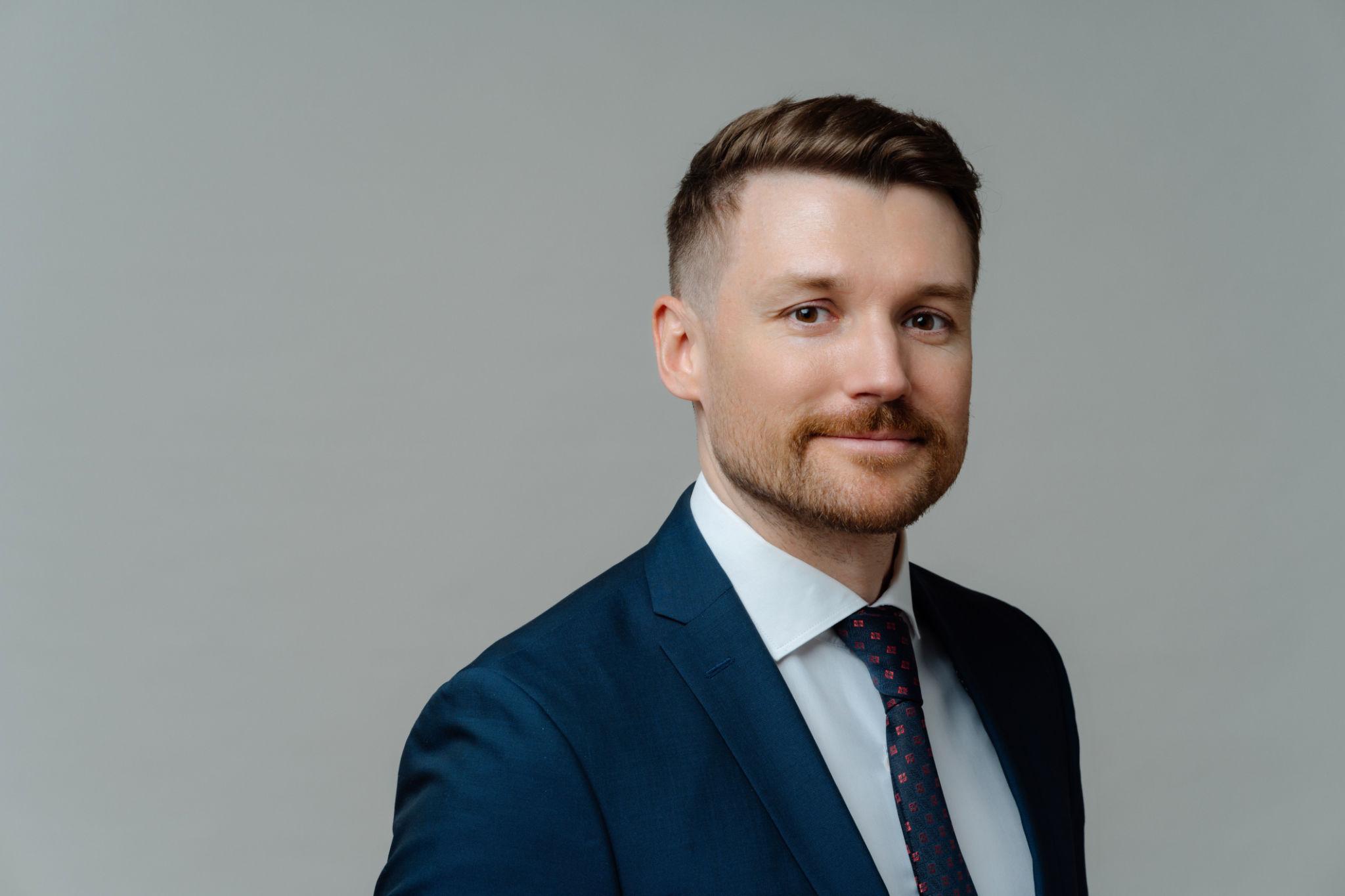 SW-Trading institutional investment partnership representative
