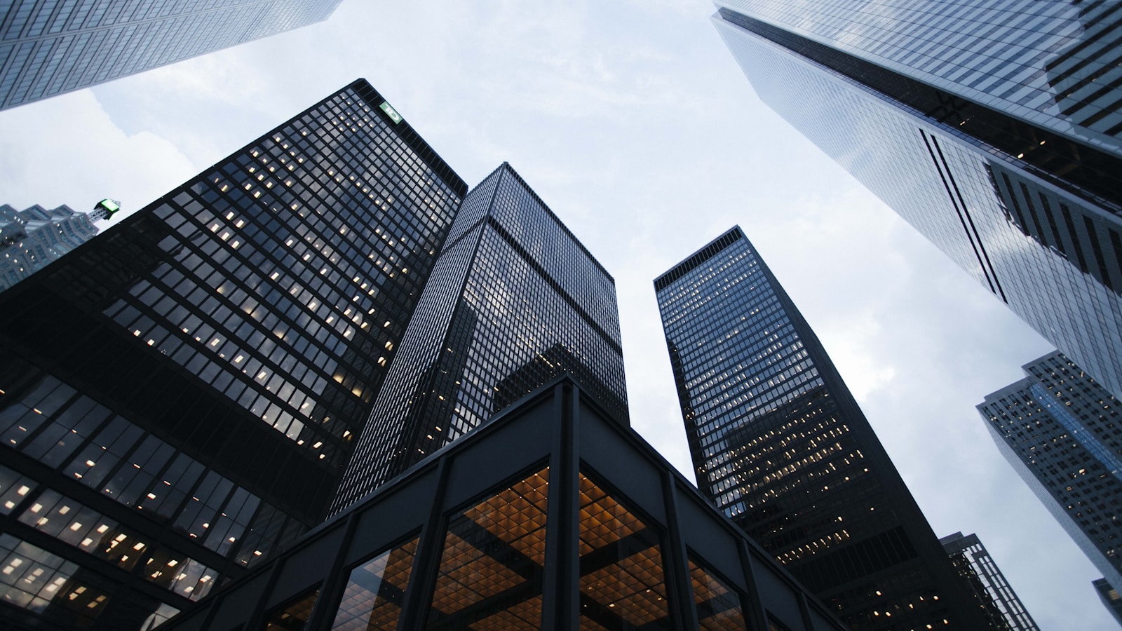 SW-Trading independent asset management and financial district skyline