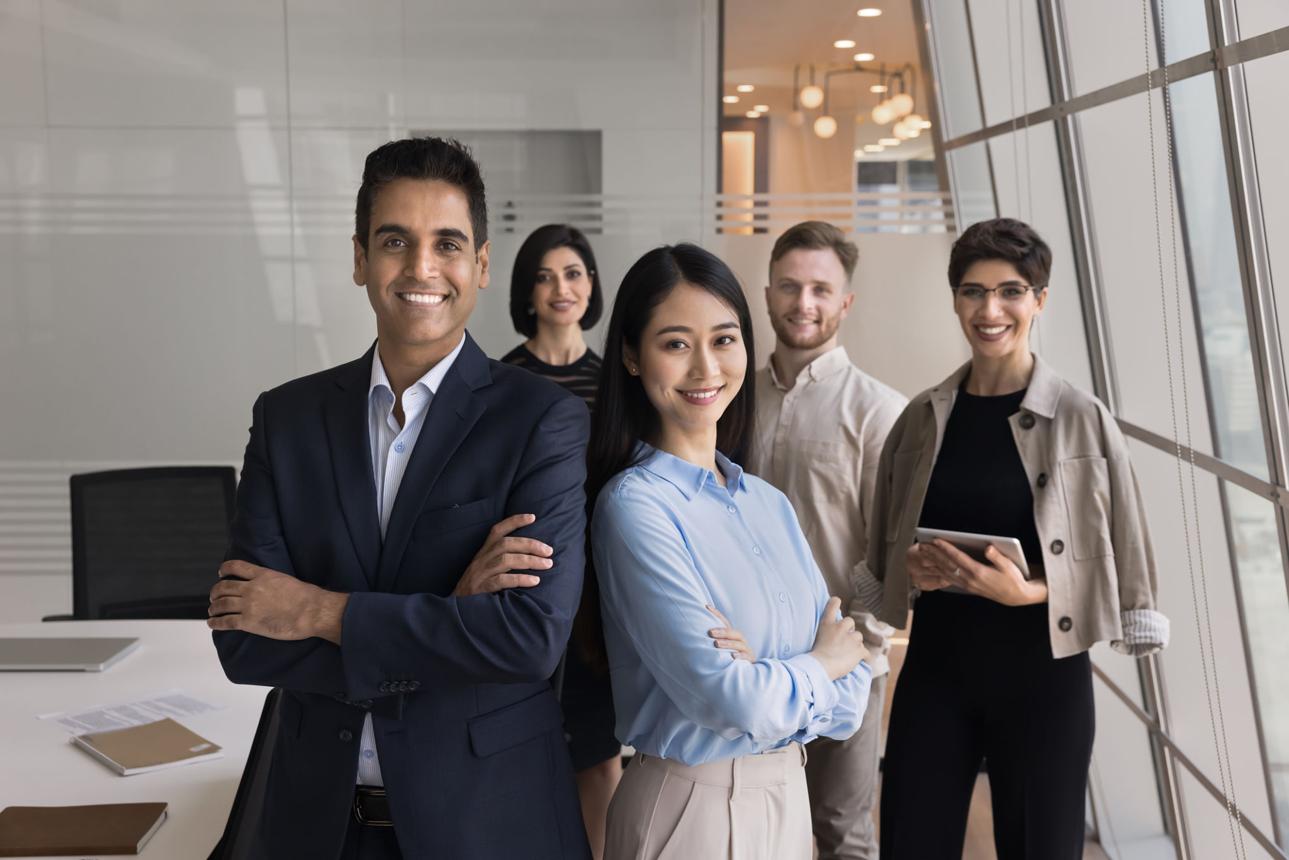 SW-Trading professional investment team collaborating in a modern office