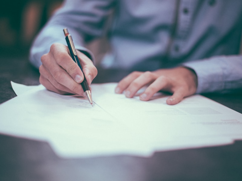 SW-Trading wealth management advisor in private client consultation