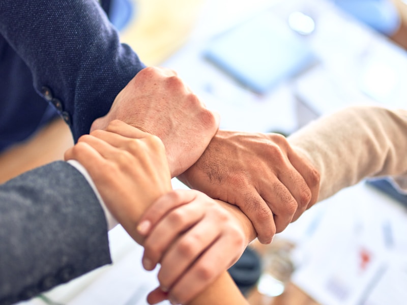 SW-Trading wealth management team collaborating in a modern office